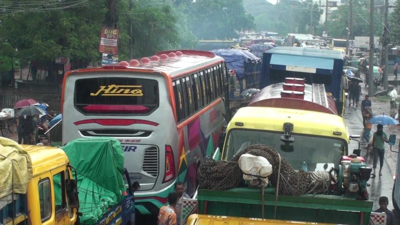শ্রমিকদের দ্বন্দ্বে নাটোর-ঢাকা মহাসড়ক অবরোধ...
