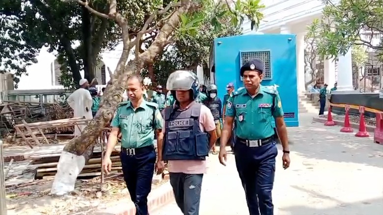 আশুলিয়ায় ৬ মরদেহ পোড়ানোর মামলায় সাইফুলসহ ১৬ আসাম...