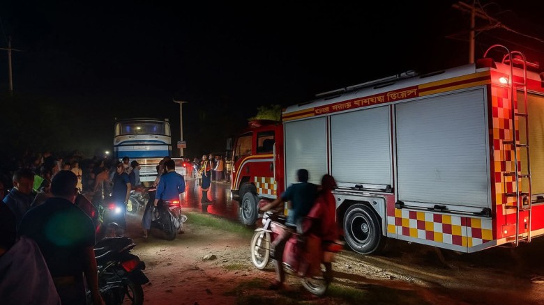 গাইবান্ধায় বাসের ধাক্কায় শ্রমিকের প্রাণহানি, আহত ৩