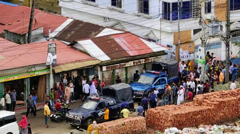 নারায়ণগঞ্জে ফ্ল্যাট থেকে বাবা-মা-সন্তানের মরদেহ উদ...