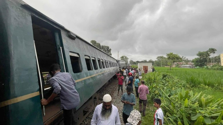 রংপুরে পদ্মরাগের ৬ বগি লাইনচ্যুত, ট্রেন চলাচল বন্ধ...