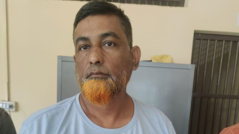 আত্মগোপনে থাকা আ.লীগ নেতাকে ধরে পুলিশে দিলেন ছাত্র...