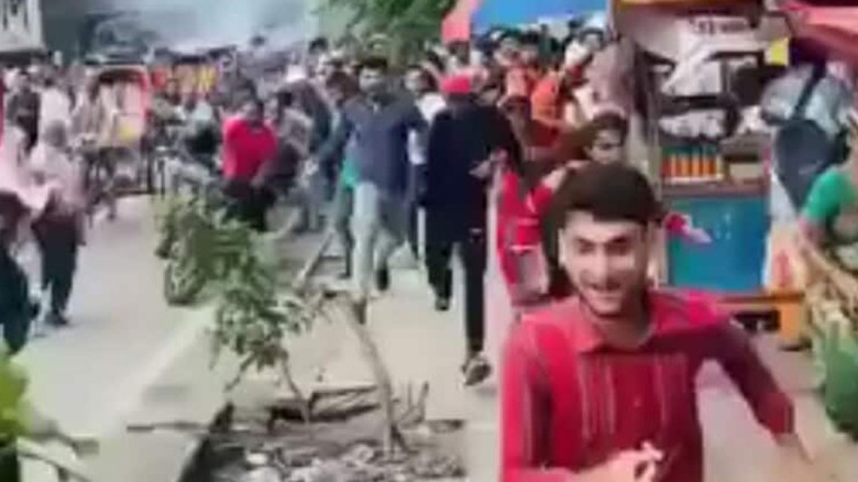 শ্যামলীতে নিষিদ্ধ আ. লীগের ঝটিকা মিছিলে ককটেল বিস্...