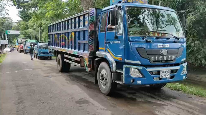 ত্রিপুরায় প্রবেশের অপেক্ষায় আখাউড়া স্থলবন্দরে ই...