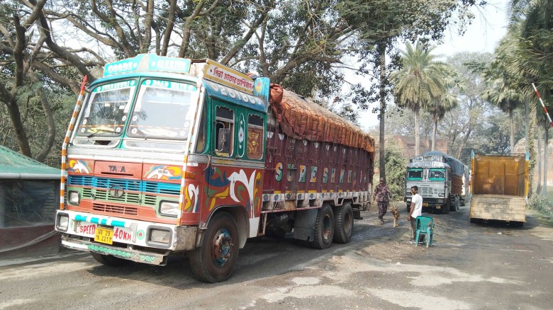 ৩ বছর পর সোনামসজিদ দিয়ে এলো ৬০ টন টমেটো...
