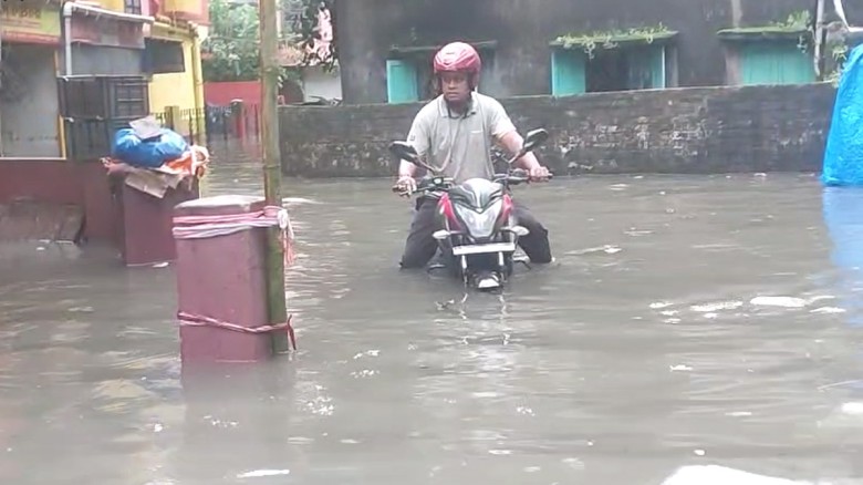 রাতভর বর্ষণের পর স্বাভাবিকের পথে কলকাতার বন্যা পরি...