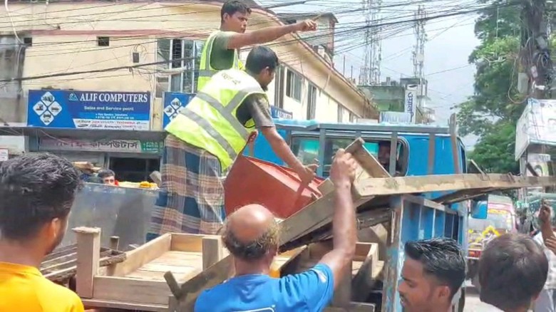 ঝালকাঠি শহরে অবৈধ স্থাপনা উচ্ছেদে অভিযান শুরু...