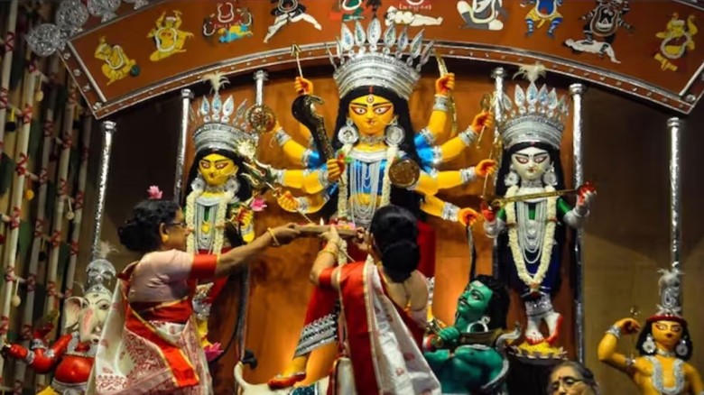 ষষ্ঠী পূজার মধ্যদিয়ে শুরু হয়েছে শারদীয় দুর্গোৎসব...