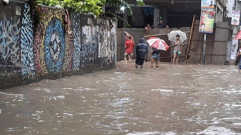 রাজধানীতে রাতভর বৃষ্টি, সড়কে জলাবদ্ধতা