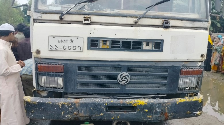 কাভার্ডভ্যানের ধাক্কায় প্রাণ গেল স্বামীর, স্ত্রী আ...
