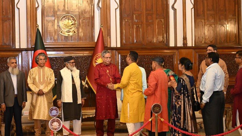 দুর্গাপূজা উপলক্ষে হিন্দু ধর্মাবলম্বীদের সঙ্গে রাষ...