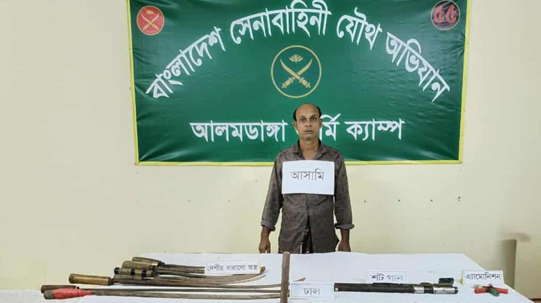 চুয়াডাঙ্গায় অস্ত্র-গুলিসহ আটক ১...