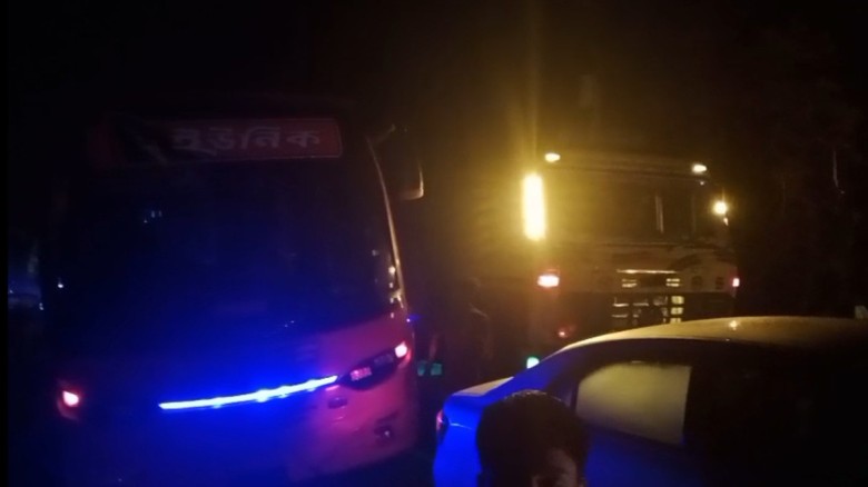 মাদারীপুরে যাত্রীবাহী বাস ও ট্রাকের মুখোমুখি সংঘর্ষে নিহত এক