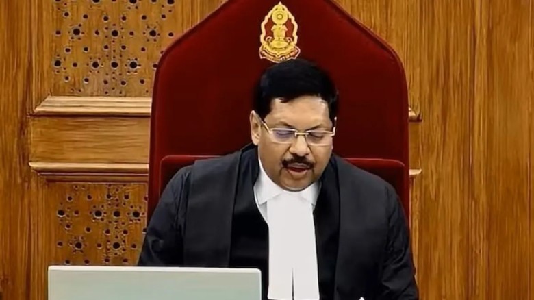শুনানি চলাকালে ভারতে প্রধান বিচারপতিকে আইনজীবীর জু...