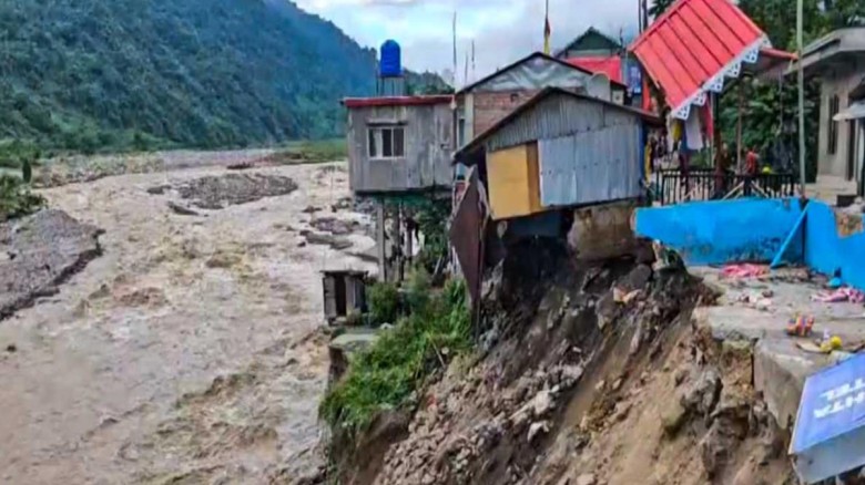ভারী বর্ষণ ও পাহাড়ি ঢলে দার্জিলিংয়ে মৃতের সংখ্যা বেড়ে ২৪