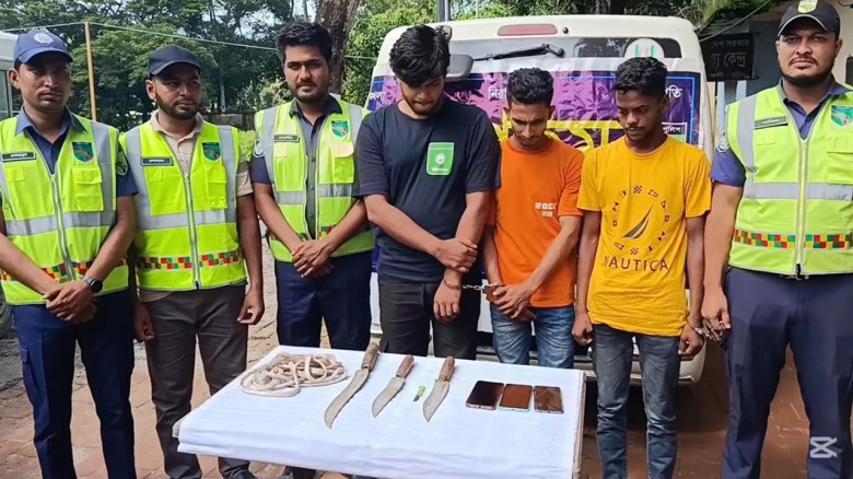 অ্যাম্বুলেন্সে লুকানো ছিল ডাকাতির সরঞ্জাম, আটক ৩