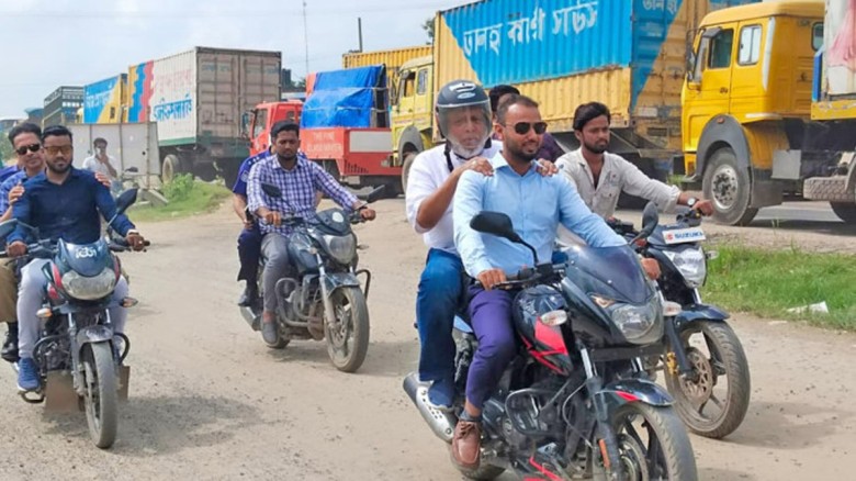 যানজটে আটকা পড়ে মোটরসাইকেলেই মহাসড়ক পরিদর্শন করলেন...