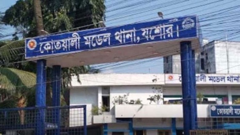 বাড়িতে হামলা চালিয়ে যুবককে কুপিয়ে হত্যা, বাবা-মা-ভ...