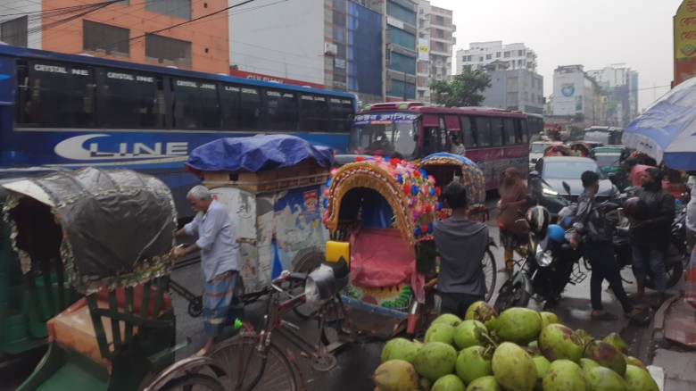 আশ্বিনের বৃষ্টিতে রাজধানীতে ভোগান্তি