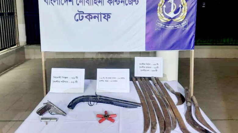 টেকনাফে নৌবাহিনীর অভিযান, আগ্নেয়াস্ত্র ও গোলাবারু...