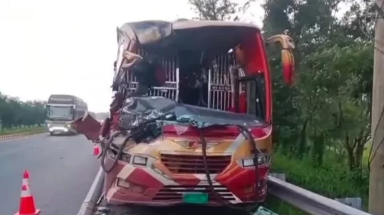 মাদারীপুরে ত্রিমুখী সংঘর্ষে চালকের প্রাণহানি