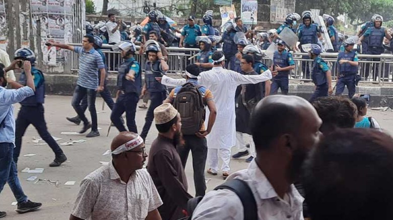 শিক্ষকদের সাথে পুলিশের ধাওয়া পাল্টা ধাওয়া