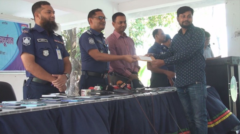 সাতক্ষীরায় ১০৮টি হারানো মোবাইল উদ্ধার করল পুলিশ...