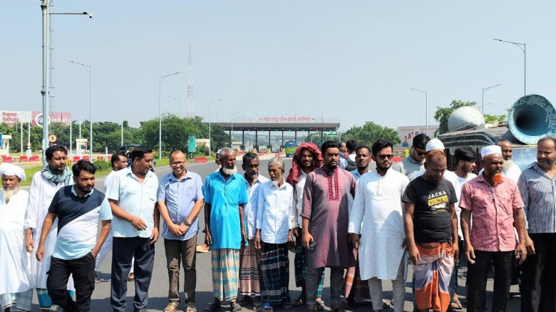 পদ্মা সেতুর জাজিরা প্রান্তের টোল প্লাজার সামনে সড়...