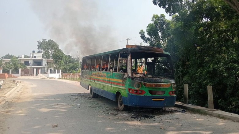 টাঙ্গাইলে বাসচাপায় স্কুলছাত্রী নিহত, বাসে অগ্নিসংয...