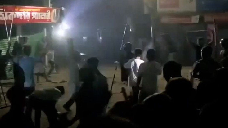 ব্রাহ্মণবাড়িয়ায় পুকুরে গোসল করা নিয়ে রাতে টর্চ জ্বালিয়ে দুই গ্রামবাসীর মধ্যে সংঘর্ষ