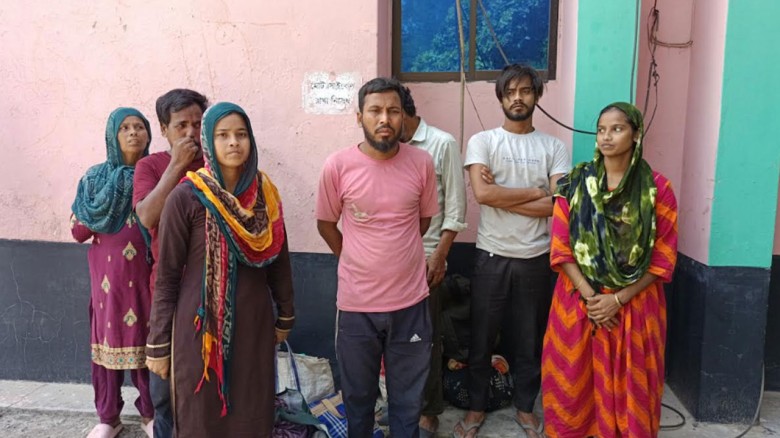 গাংনী সীমান্তে ১৪ বাংলাদেশিকে বিজিবির কাছে হস্তান্...