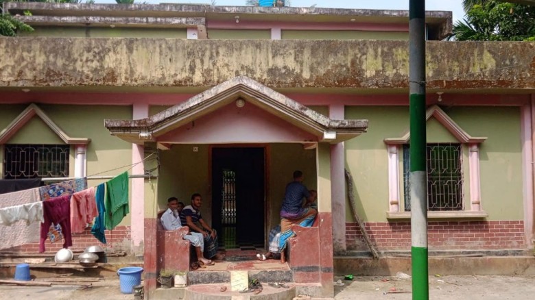 পরিবারের সদস্যদের বেঁধে বাড়ি থেকে ৫ লাখ টাকা, ৮ ভর...