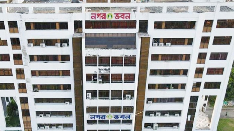 বেতন বৃদ্ধির দাবিতে নগর ভবনের সামনে বিক্ষোভ রাসিক শ্রমিকদের