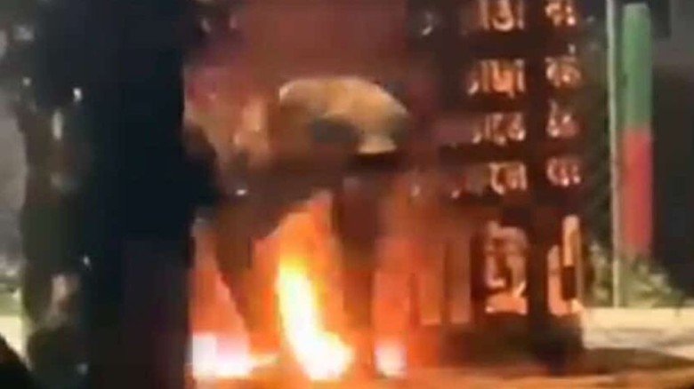 সাতক্ষীরায় জুলাই শহীদ স্মৃতিস্তম্ভের পাশে আগুন...