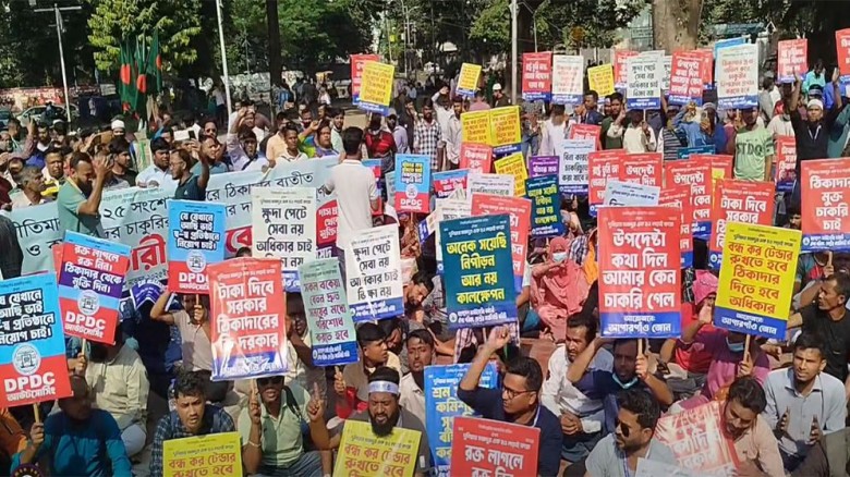 শহীদ মিনারে আউটসোর্সিং কর্মচারীদের সমাবেশ...
