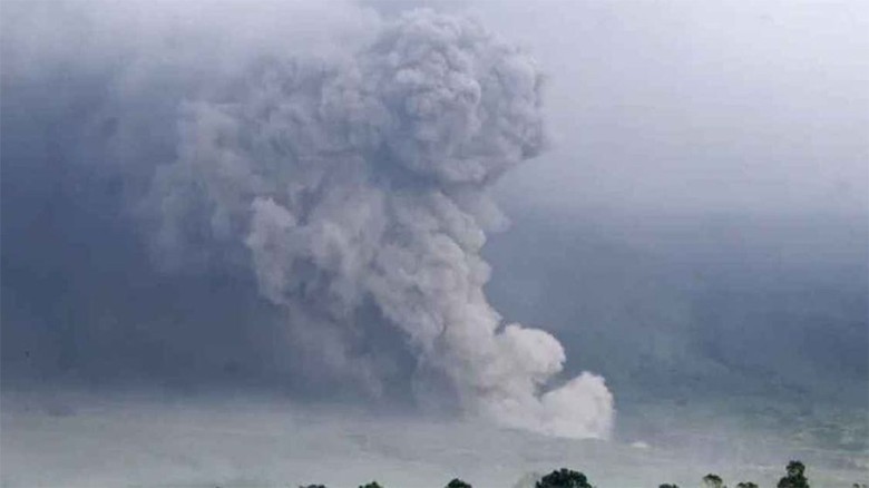 ইন্দোনেশিয়ায় জেগে উঠলো আগ্নেয়গিরি