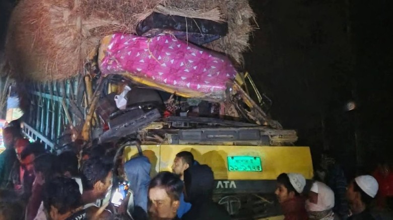 এতে বিচালি বোঝায় ট্রাকের চালক রবিউল ইসলাম গুরুতর আহত হয়।
