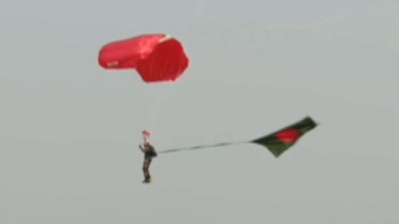 বিজয় দিবসে পতাকা হাতে প্যারাস্যুটিংয়ে বাংলাদেশের ব...