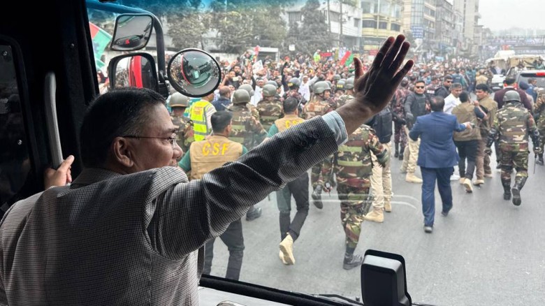 বাসের ভেতর থেকে নেতাকর্মীদের অভিবাদন গ্রহণ করছেন তারেক রহমান