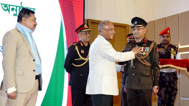 কৃতিত্বপূর্ণ কাজের স্বীকৃতিস্বরূপ পদক পেলেন ৭২ বিজিবি সদস্য