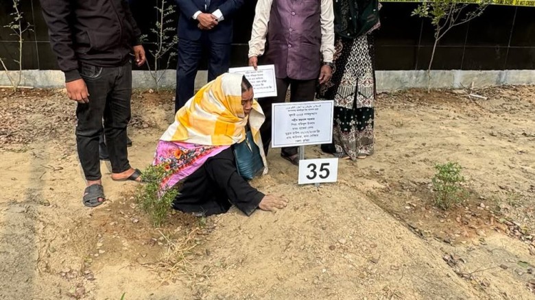 পরিচয় শনাক্তের পর কান্নায় ভেঙে পড়েন নিহতদের স্বজনরা।