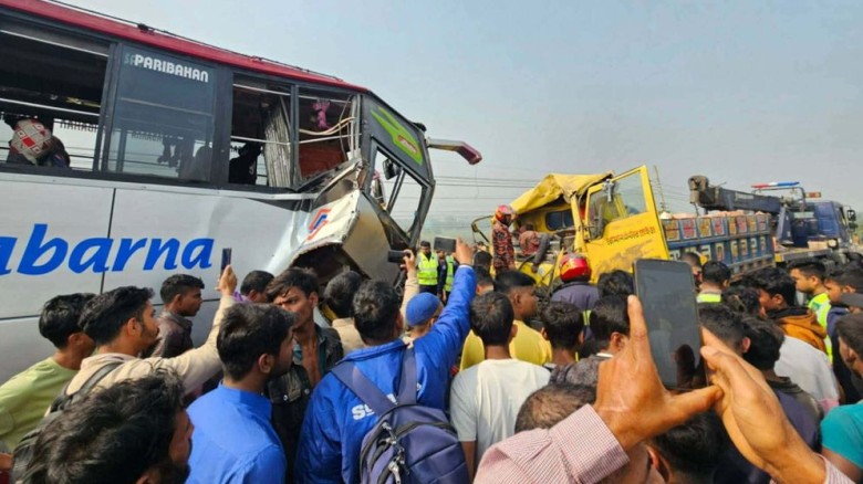 ভাঙ্গায় বাস-ট্রাকের মুখোমুখি সংঘর্ষে নিহত ২...