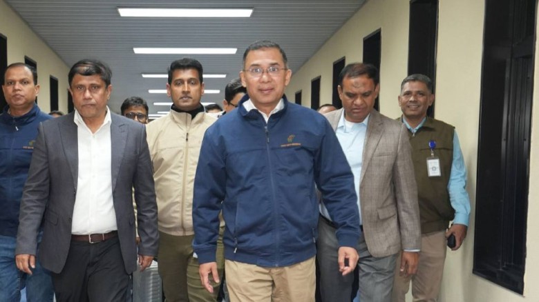 তারেক রহমান বিমান বাংলাদেশ এয়ারলাইন্সের ফ্লাইটযোগে চট্টগ্রামে যান।