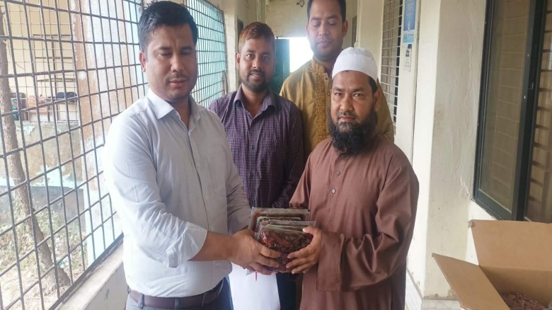 লাখাইয়ে ১৬ কার্টুন খেজুর ২৬ মাদ্রাসায় বিতরণ।...
