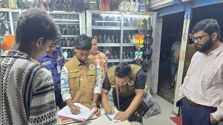 জামালপুরে সন্ধ্যা ৬টার পর দোকান খোলা রাখায় ৩ প্রতি...