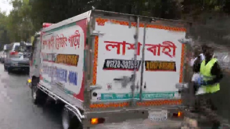ঝড়ে ঘরের ওপর গাছ পড়ে মায়ের মৃত্যু, ছেলে হাসপাতালে...