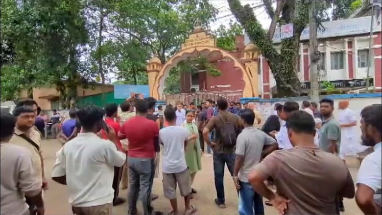 কুমিল্লায় বিএনপি নেতা আটকের প্রতিবাদে থানা ঘেরাও...