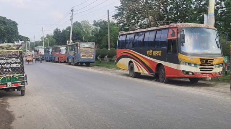 রাতে শ্রমিকদের সাথে বসে বাস চলাচল বন্ধ করে দেওয়া হয়েছে