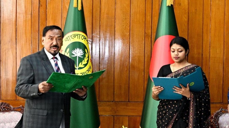 শপথ নিলেন এনসিপির নুসরাত তাবাসসুম...