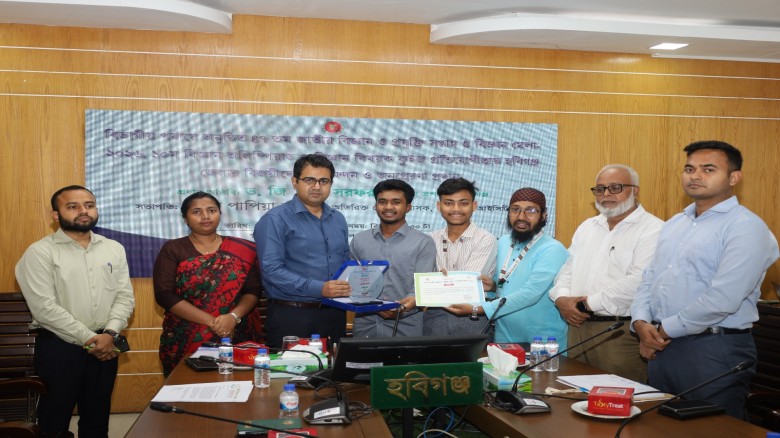 বিভাগীয় বিজ্ঞান মেলায় বিজয়ী ‘উদ্ভাবনী বিজ্ঞান ক্লাব’কে জেলা প্রশাসকের সংবর্ধনা
